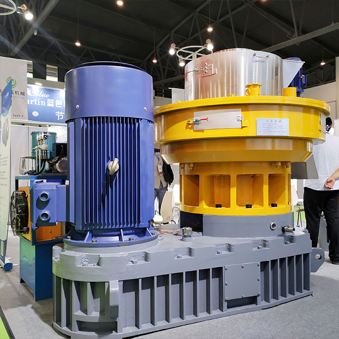 云南大理趙總添置大型生物顆粒機(jī)器，安裝現(xiàn)場(chǎng)